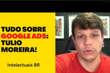 Estudante focado em laptop com gráficos de Google Ads em tela