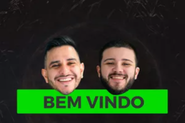 Homem sorrindo enquanto usa um laptop, com ícones de marketing digital ao redor, representando a Mentoria Direcionado Academy.