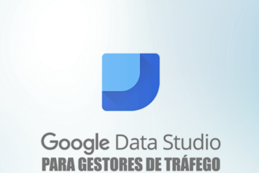 Gestor de tráfego profissional utilizando Google Data Studio para analisar relatórios de anúncios digitais.