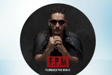 Homem sorrindo enquanto edita vídeo profissional em smartphone com app de edição avançado