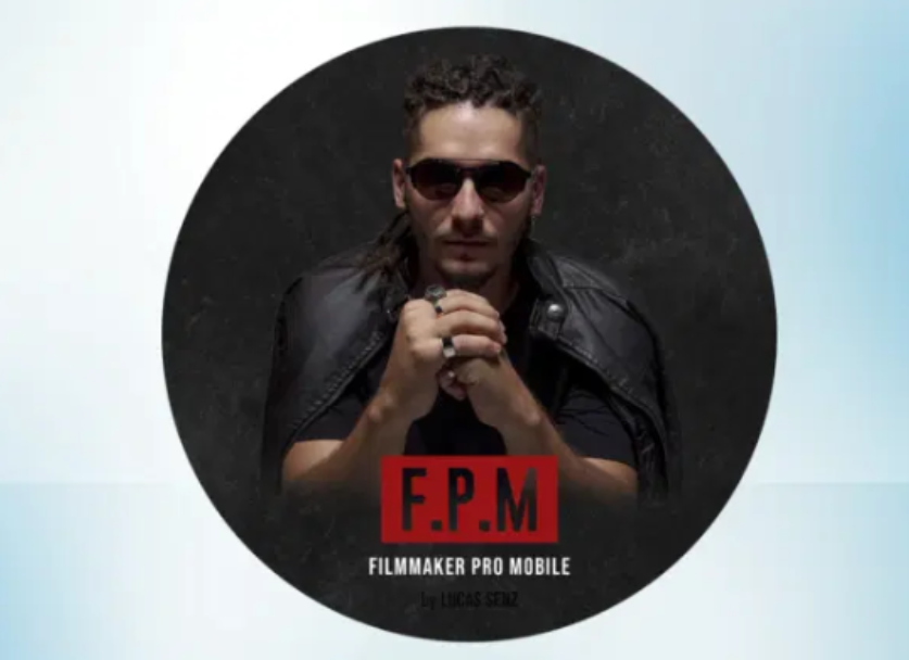 Homem sorrindo enquanto edita vídeo profissional em smartphone com app de edição avançado