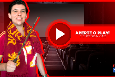 Pessoa sorrindo assistindo a um filme com legendas em inglês, aprendendo o idioma de forma divertida e eficaz com o Método Inglês com Filmes.