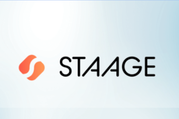 Pessoa estudando marketing digital com o curso STAAGE em um notebook, com gráficos de crescimento e ícones de redes sociais ao redor.