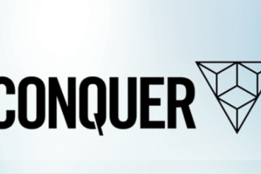 Homem sorridente e confiante em um palco, apresentando com um microfone, demonstrando as habilidades de comunicação e oratória.