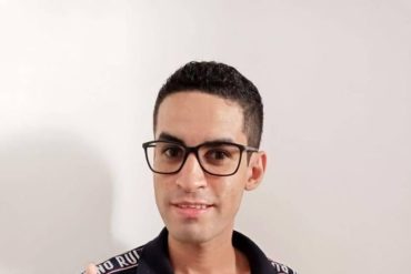 Barbeiro profissional demonstrando técnica de corte em cliente, com foco em resultado de qualidade e satisfação.