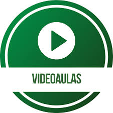 Homem em traje social confiante, sorrindo, apertando a mão de outra pessoa após uma negociação bem-sucedida, com um fundo de escritório moderno e digital.