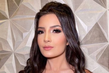 Mulher confiante usando notebook para trabalhar em casa, com gráficos de crescimento financeiro ao fundo, representando o sucesso do Método Mulher Milionária.