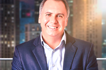 Capa do curso Conexão com a Riqueza de Marcos Trombetta com elementos de prosperidade e abundância.