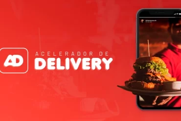 Empreendedor sorrindo com celular na mão, aplicativo de delivery em destaque, e gráficos de crescimento ao fundo