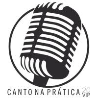 Cantora treinando técnica vocal com partitura e microfone em estúdio profissional