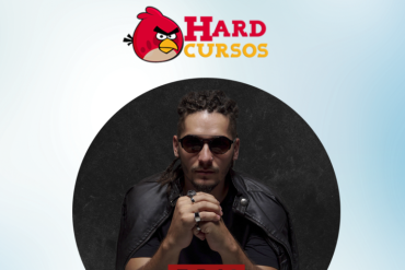 Homem sorrindo, segurando um smartphone com uma câmera de vídeo em tela, criador de conteúdo digital profissional, edição de vídeo em celular.