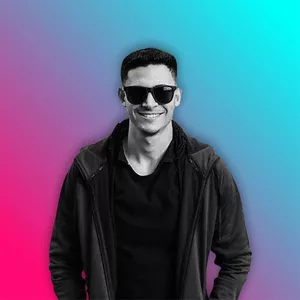 Homem sorrindo e segurando um celular com uma tela de edição de vídeo vibrante, demonstrando o Método Brabo para edição em celular.