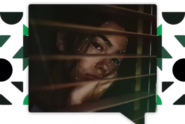 Homem refletindo sobre o corpo humano, representa o curso O Corpo Explica de Elton Euler.