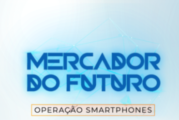 Luan Alves, autor do curso Mercador do Futuro, sorrindo e segurando um smartphone moderno, com gráficos de crescimento de vendas ao fundo.