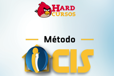 Homem confiante e sorridente aplicando o Método CIS em Casa Paulo Vieira para alcançar sucesso e equilíbrio.