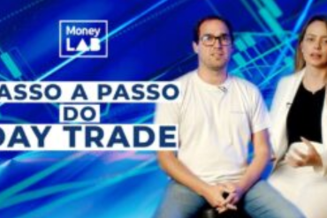 Mulher sorrindo, confiante, analisando gráficos financeiros em tela de computador, ambiente de escritório moderno, representando a mentoria Trader Alta Performance de Ariane Campolim.