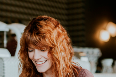 Estudante aprendendo fotografia de gastronomia com curso online de Henrique Peron, capturando prato com luz profissional.