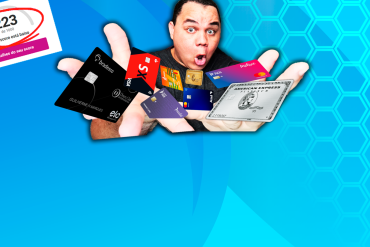 Homem sorridente segurando um cartão de crédito e um contrato de empréstimo com um símbolo de aprovação ao fundo, representando a Fórmula do Crédito.