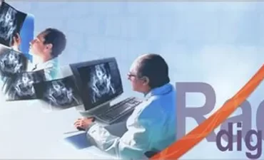 Estudantes de medicina colaborando em um ambiente digital moderno para baixar e acessar conteúdos educacionais.