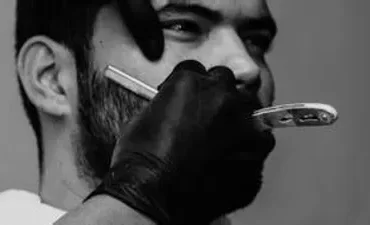 Felippe Caetano ministrando o Curso Barber Hit com técnicas de corte e sombreamento.