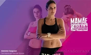 Mulher sorrindo com corpo tonificado pós-gravidez, vestindo roupas de ginástica, demonstrando resultados do programa Mamãe Sarada.