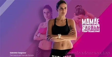 Mulher sorrindo com corpo tonificado pós-gravidez, vestindo roupas de ginástica, demonstrando resultados do programa Mamãe Sarada.