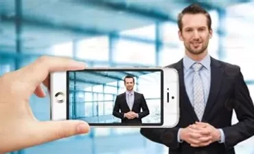 Homem gravando vídeo profissional com smartphone e microfone externo