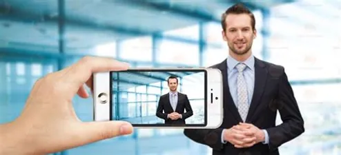 Homem gravando vídeo profissional com smartphone e microfone externo