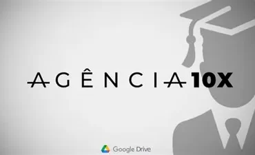Estudante focado em notebook, tela exibe gráficos de crescimento e ícones de marketing digital.