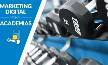 Estudante acessando o curso Academia de Marketing Digital em um notebook, focado em vendas online.