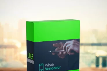 Homem sorridente usando smartphone para vendas no WhatsApp com gráfico de crescimento financeiro ao fundo, Curso Whats Vendedor.