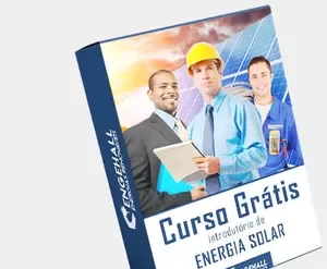 Homem instalando painel solar em telhado com céu azul e sol radiante, representando curso de energia solar para download.