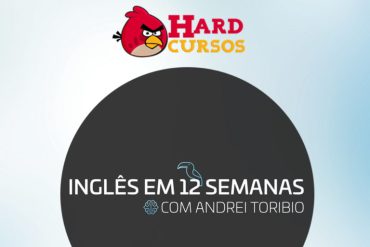 Estudante sorrindo enquanto segura o livro do curso Inglês em 12 Semanas de Andrei Toribio.