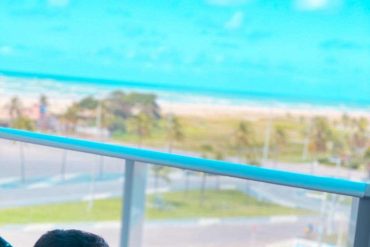 Imagem do curso Método TGR de Maycon Thiaillen com celular e computador, indicando trabalho online e lucro.