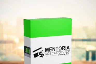 Homem sorridente com cartão de crédito premium, ostentando benefícios de viagem e estilo de vida.