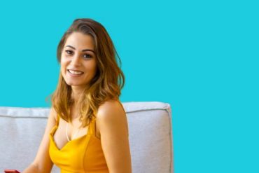 Homem sorrindo ao receber diploma de corretor de imóveis com selo do CRECI.