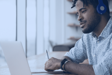 Mentor experiente guiando profissional em jornada de aprendizado com a Mentoria Sanchão