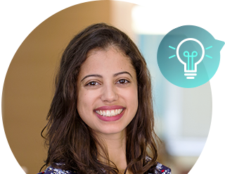 Homem sorrindo trabalhando em laptop, com gráficos de crescimento financeiro sobrepostos, representando o sucesso do curso 'Transforme Seu Conhecimento em 30 Dias'