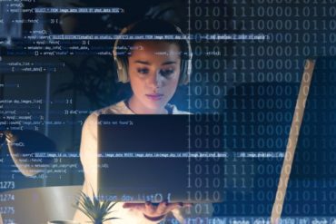 Analista de Segurança Júnior com laptop, escudo de proteção digital e código binário ao fundo.