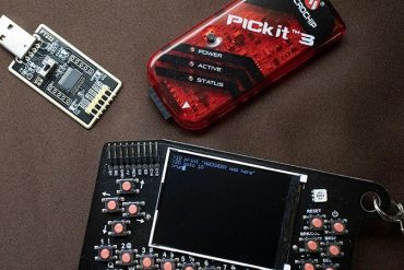 Homem concentrado em bancada de testes com componentes eletrônicos, solda e laptop aberto, executando hardware hacking e pentest de IoT para Red Team.