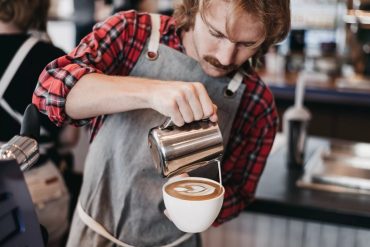 Barista preparando café especial em métodos de extração manual