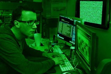 Capa do curso Web Hacking na Prática com ícones de segurança e códigos