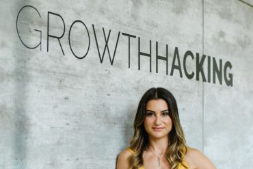 Profissional trabalhando em redes sociais com gráficos de crescimento e análise de dados, representando a Formação Social Media