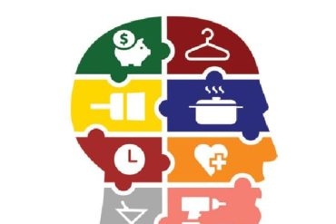 Pessoa jovem sorrindo e planejando com um notebook, simbolizando independência e autossuficiência.