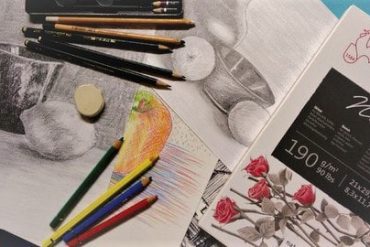 Estudante iniciante desenhando com lápis em papel, focado nos fundamentos do curso de desenho de José Mianutti.