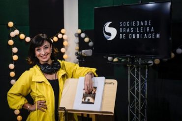 Capa do curso de Dublagem da Sociedade Brasileira de Dublagem com microfone vintage.