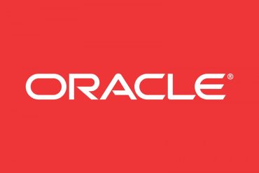 Estudante focado em tela de computador com gráficos de banco de dados Oracle e código SQL/PLSQL