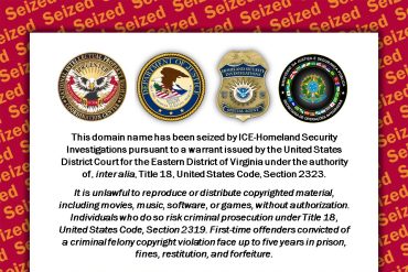 Estudante focado analisando código em um computador, com elementos gráficos de memória RAM e linhas de código exibidas.