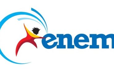 Estudante sorrindo e confiante, segurando um livro do curso ENEM Interpretativo, com um fundo desfocado de materiais de estudo e um gráfico de crescimento.