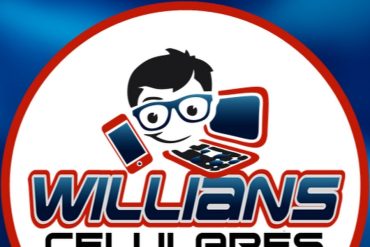 Homem consertando tela de celular com ferramentas especializadas, foco em software e componentes internos.